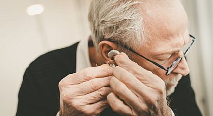 Слуховые аппараты замедляют снижение когнитивных функций у людей с высоким риском